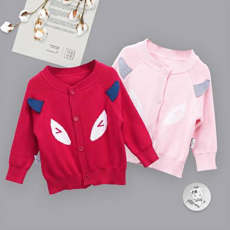 Verantwertung明徳は男女の赤ちゃんの有機綿のヨーロッパ式の経典の2階のニットのカーディガンのコートの赤色+ピンクを担当します